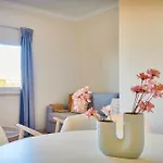 Sunny 1bdr Flat With Pool In Vau By Lovelystay *