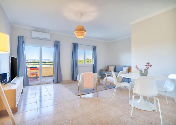 Sunny 1bdr Flat With Pool In Vau By Lovelystay 포티마오