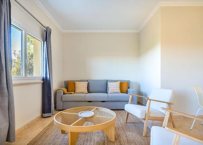 Sunny 1bdr Flat With Pool In Vau By Lovelystay *