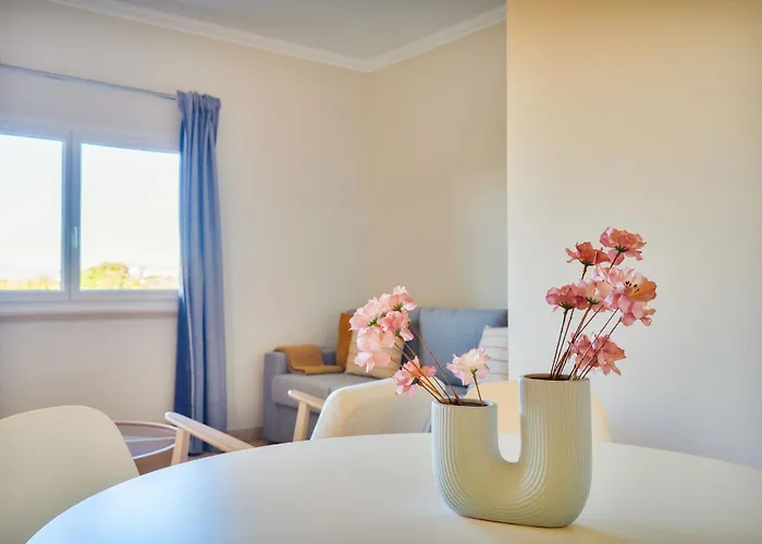 Sunny 1bdr Flat With Pool In Vau By Lovelystay *