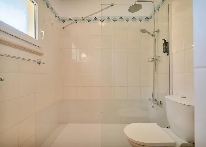 아파트 Sunny 1bdr Flat With Pool In Vau By Lovelystay