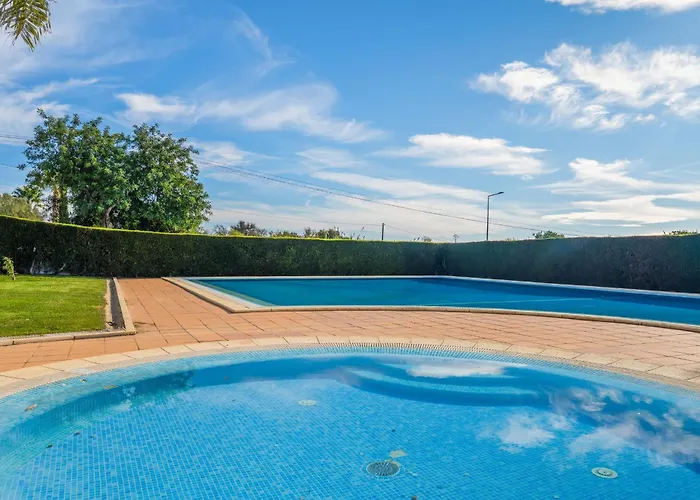 아파트 Sunny 1bdr Flat With Pool In Vau By Lovelystay 포티마오