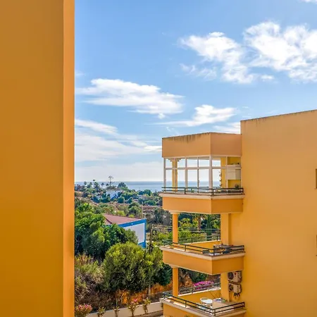Sunny 1bdr Flat With Pool In Vau By Lovelystay ポルティマン
