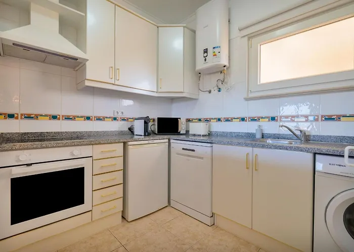 Sunny 1bdr Flat With Pool In Vau By Lovelystay *