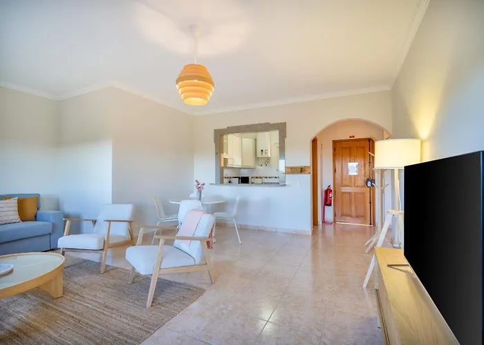 Apartament Sunny 1bdr Flat With Pool In Vau By Lovelystay