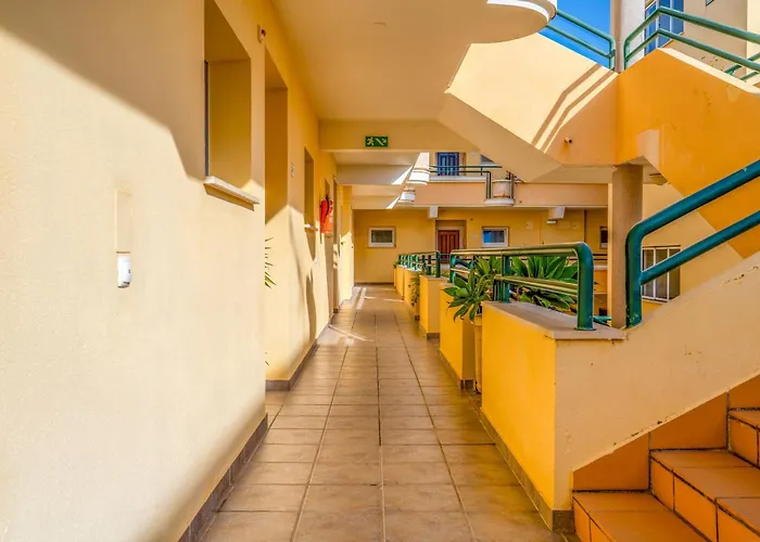 Sunny 1bdr Flat With Pool In Vau By Lovelystay * Portimão